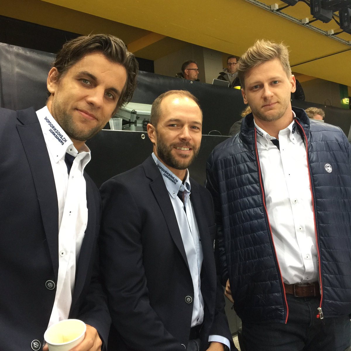 scbern_news's tweet photo. Thomas Rüfenacht, Andrew Ebbett und Simon Bodenmann auf der Tribüne. Einige der verletzten Spieler beim #SCBern. https://t.co/oZJZbM9iaY