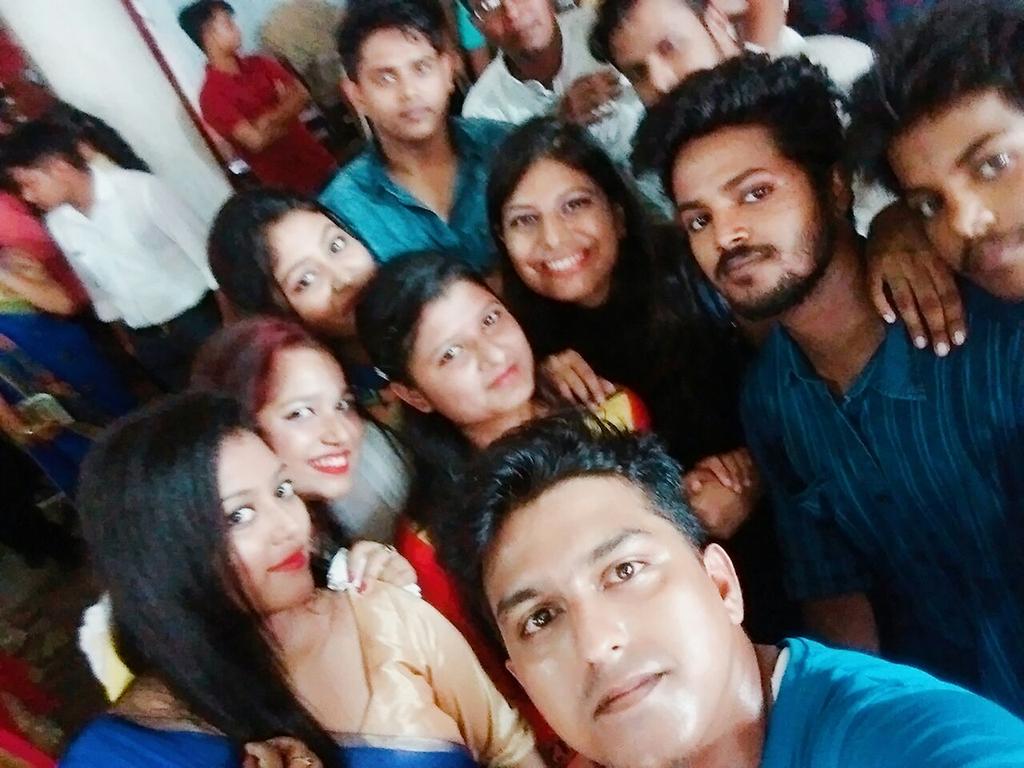 biishalbarman's tweet photo. Wolfpack 😂😂
#Navami 👐
#puja2016
#FriendsAreFamily 😇😇 https://t.co/MHWqRK7ha4
