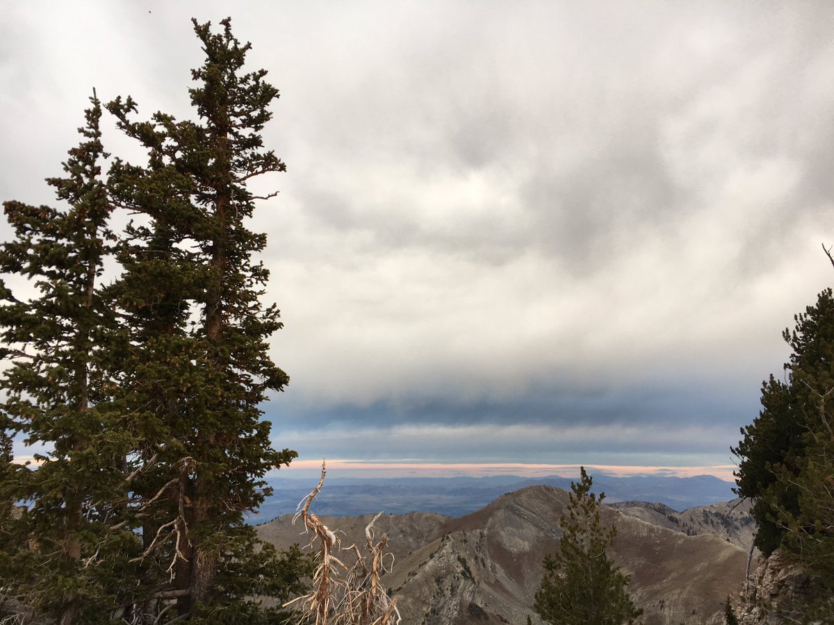 kaitlyn_bawden's tweet photo. I'm not happy that I woke up at 3:40 this morning but I sure feel blessed because I got to see this view 😍 #usuaggielife #loganiscool https://t.co/6KwRnT1B2z
