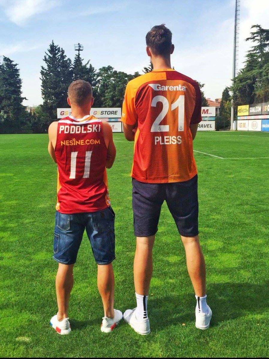 Trkisik's tweet photo. Lukas Podolski: "İstanbul, sen mi büyüksün; biz mi? #boyver #cimbom #pleiss #poldi ⚽️🦁🏀 https://t.co/YUMsZKxTg2