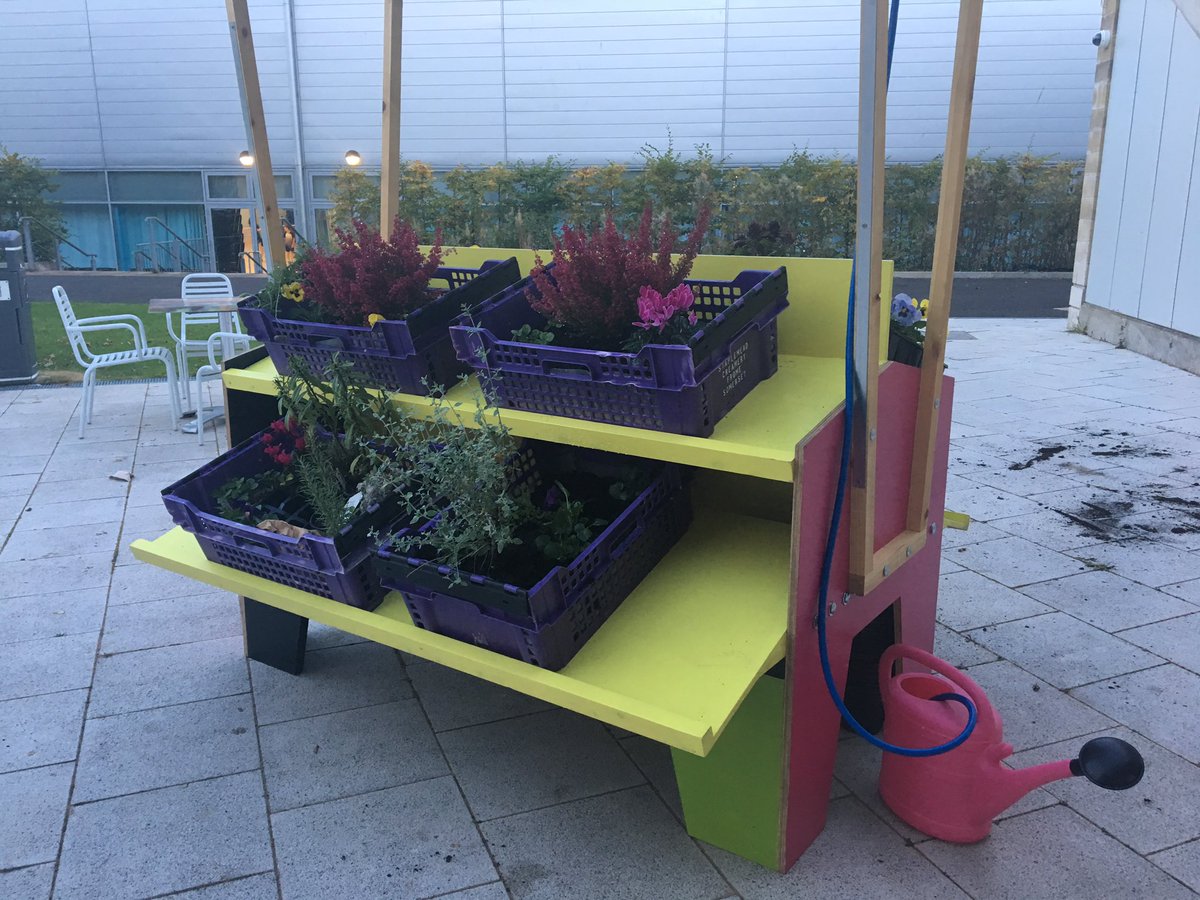 Suzanne_Heath's tweet photo. (I particularly like the way they colour co-ordinate their watering can to the artwork) #MOBIS #Foxhill #BathKnowhow @avantgardenlond https://t.co/0n47AZLOnp