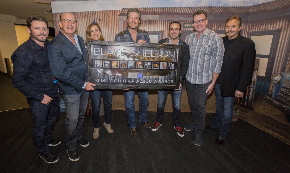 blakeshelton's tweet photo. 10 Million albums?!!! Thank y'all!! So honored!!! https://t.co/sPmq1mULvs