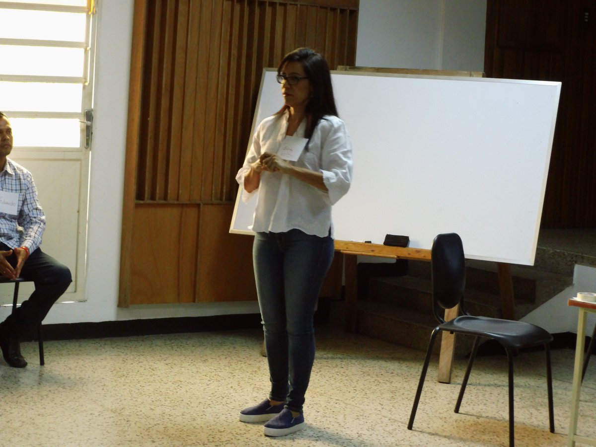 Cierre del taller de - USO E HIGIENE DE LA VOZ - Realizado el día 07/10/16

Facilitado por  : LICENCIADA EDDY DÍAZ 
Lugar: AUDITORIO CASPMY