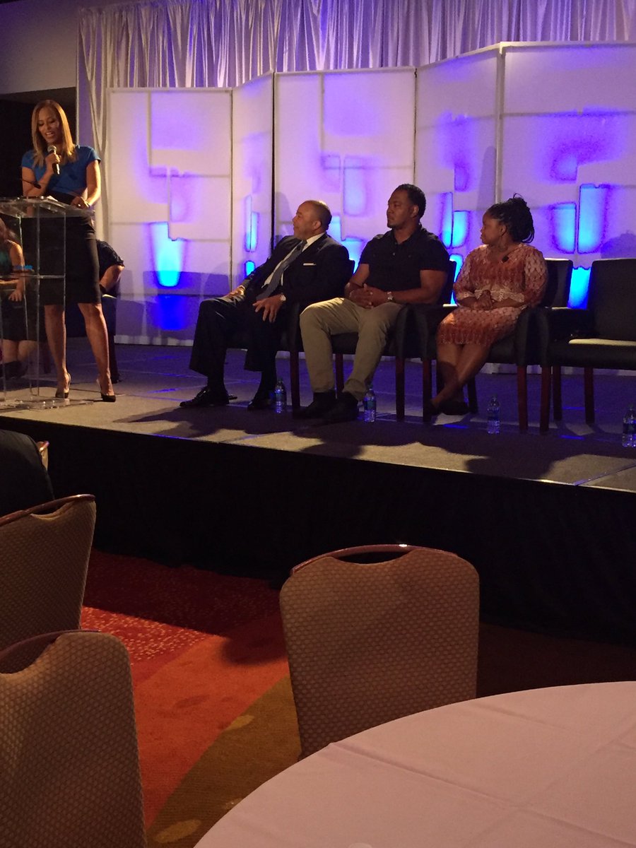TheFDHA's tweet photo. @drrachael hosts a Town Hall discussion at the #FDHAHealthSummit https://t.co/YPCdpp8gEl
