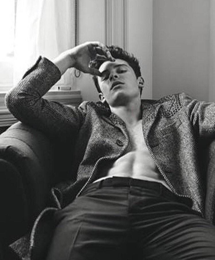 crxxz's tweet photo. Voy a empapelar la cuidad con esta foto #ShawnLuomoVogue https://t.co/eLbb7xFXZY
