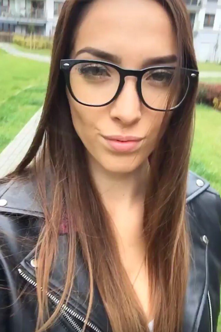 alixbrete's tweet photo. Glasses? Why not? 🤔😏🤓 #glasses #foureyes https://t.co/qeFtr5m5bB