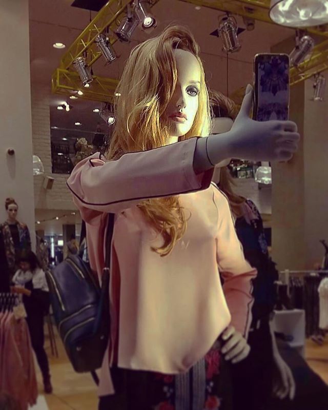 flashion_app's tweet photo. But first... Let me take a selfie! #greatwindowdisplay @riverisland #oxfordstreet π·: @flashion_app https://t.co/4DHlM1UzGm