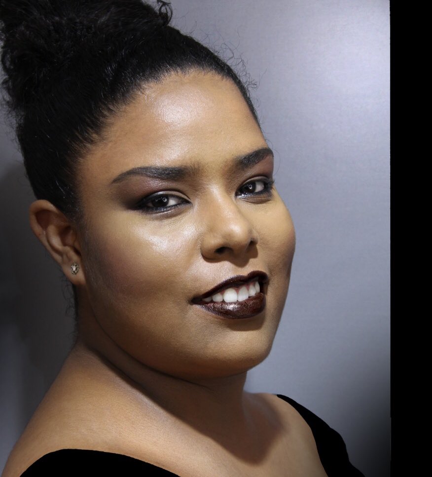 Aprendiendo a dominar el arte de crear cualquier color de base de maquillaje.
#makeupschool#makeupartist.