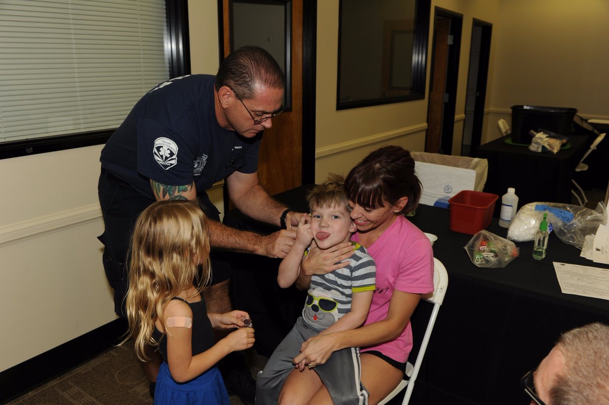 MesaFireDept's tweet photo. Flu season is here; immunization clinics Weds @ 5p-7p feat. #flushot /chldhd immnztns SprStnSprgCtr @ShopMesa 411 @ https://t.co/ffzNHejhtZ https://t.co/uYXq1nuJup