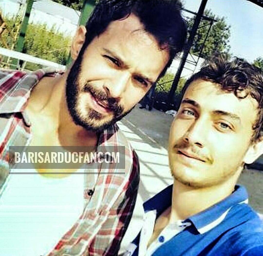 everybaris's tweet photo. O dağılmış karışık saçları 😍😍😍😍😍
Bağımsızlığını ilan eden o gömleği 😍😍😍
Güneşten kısılan gözleri 😍😍😍😍
O çarpık gülüşü 😍😍😍😍😍😍😍😍😍😍 https://t.co/9FM7AkUijy
