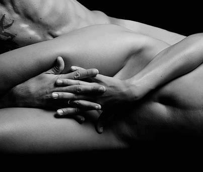 juntalletres's tweet photo. Te busco
y sales a mi paso, 
sé perfectamente el camino,
pero contigo es distinto
te gusta hacerlo diferente... https://t.co/CMKQN3hVK9