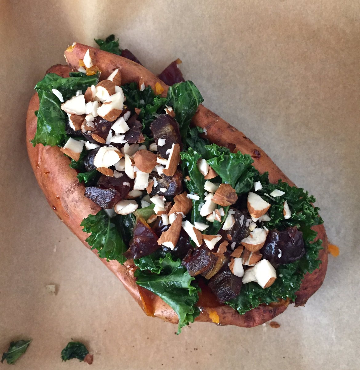 FitActiveBeauty's tweet photo. sweet potatoes stuffed with kale, almond and dates 😋#eatclean #cleaneating #fitlife #fitbody #fitgirl #healthyfood #healthyeating #cleandiet https://t.co/Nq9txpjtMA