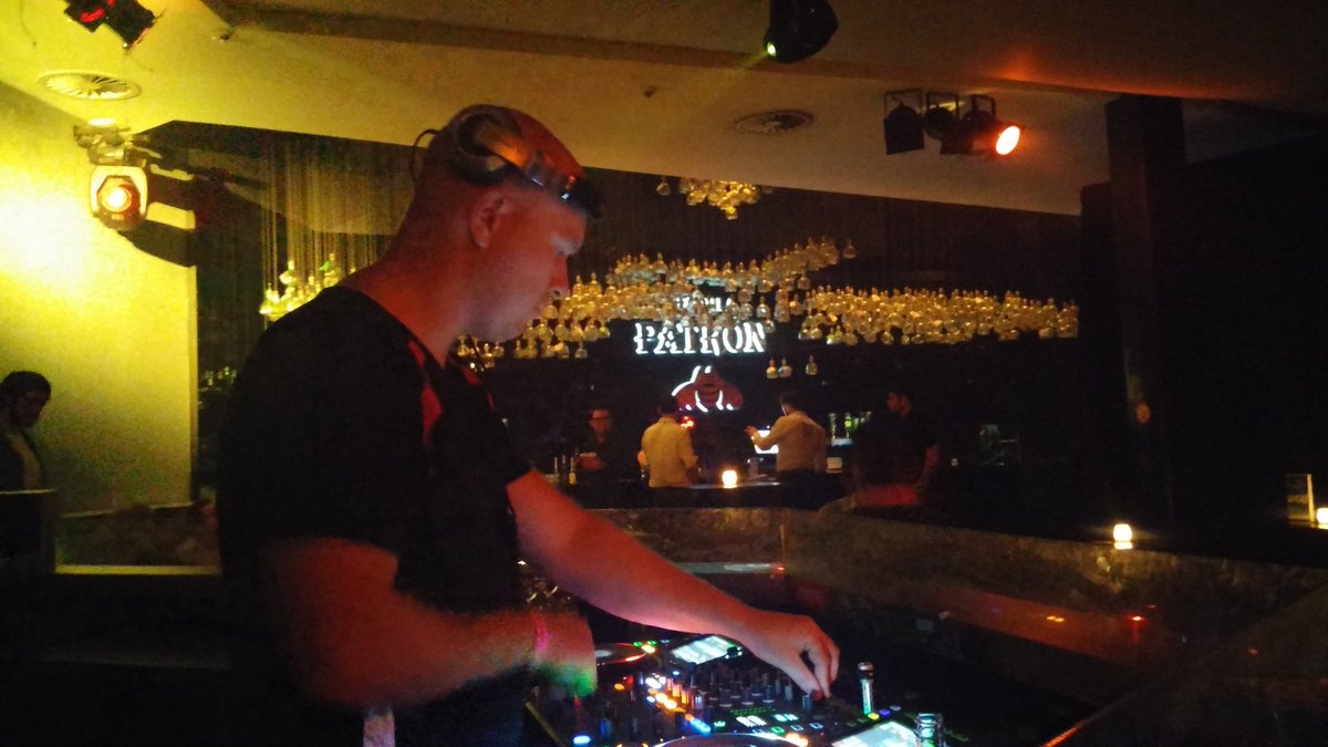 mikeferus's tweet image. Had a really great time last Friday, many thanks Feathers and VERSUZ for having me! #feathers #versuz #GLDJS #teamferus