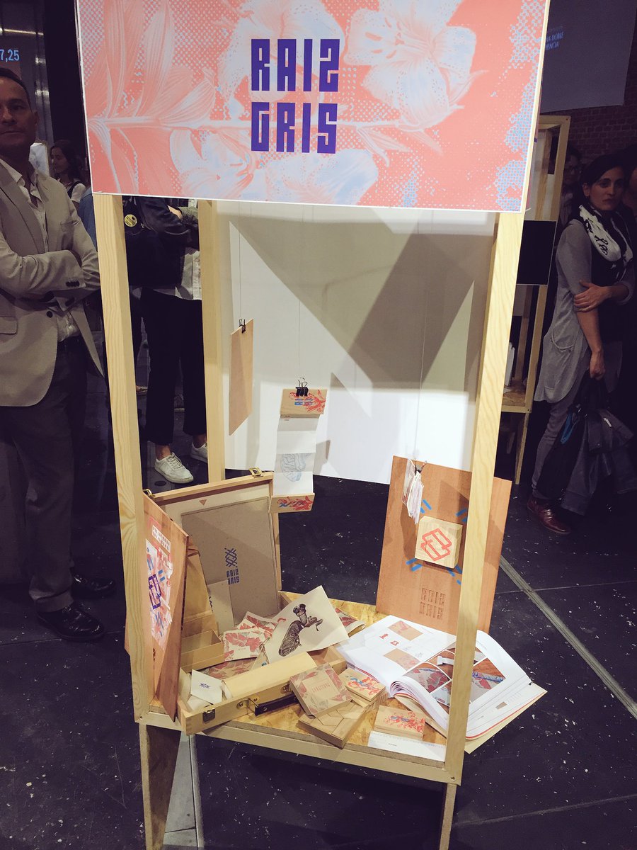 Clau_13CB's tweet photo. ESNE crece! Presentación de Pfgs!!! #esne #Blossom #nuevosdiseñadores #design https://t.co/HJgD0MyrW2