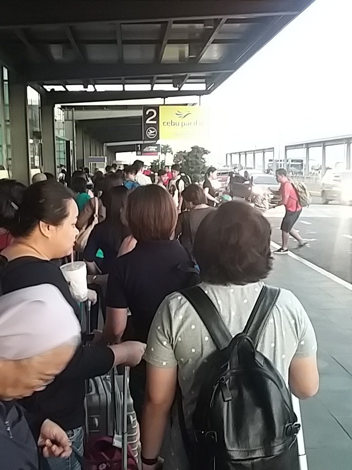 ANLUfet_'s tweet photo. So... first time ko mag departure sa NAIA Terminal 3. Haba ng pila. ๐ฎ
#ALDUBLonging
#GoCebu https://t.co/3SKcJydsOV