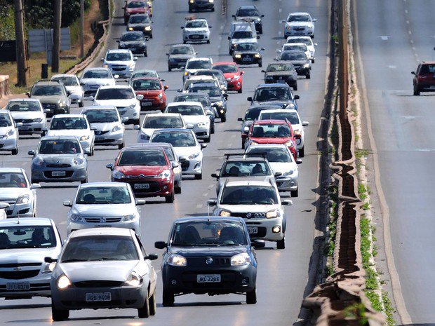 g1's tweet photo. Justiça mantém decisão que suspendeu multas por farol desligado em rodovia https://t.co/aVDmkjT8YI https://t.co/l6BvG6jLtZ