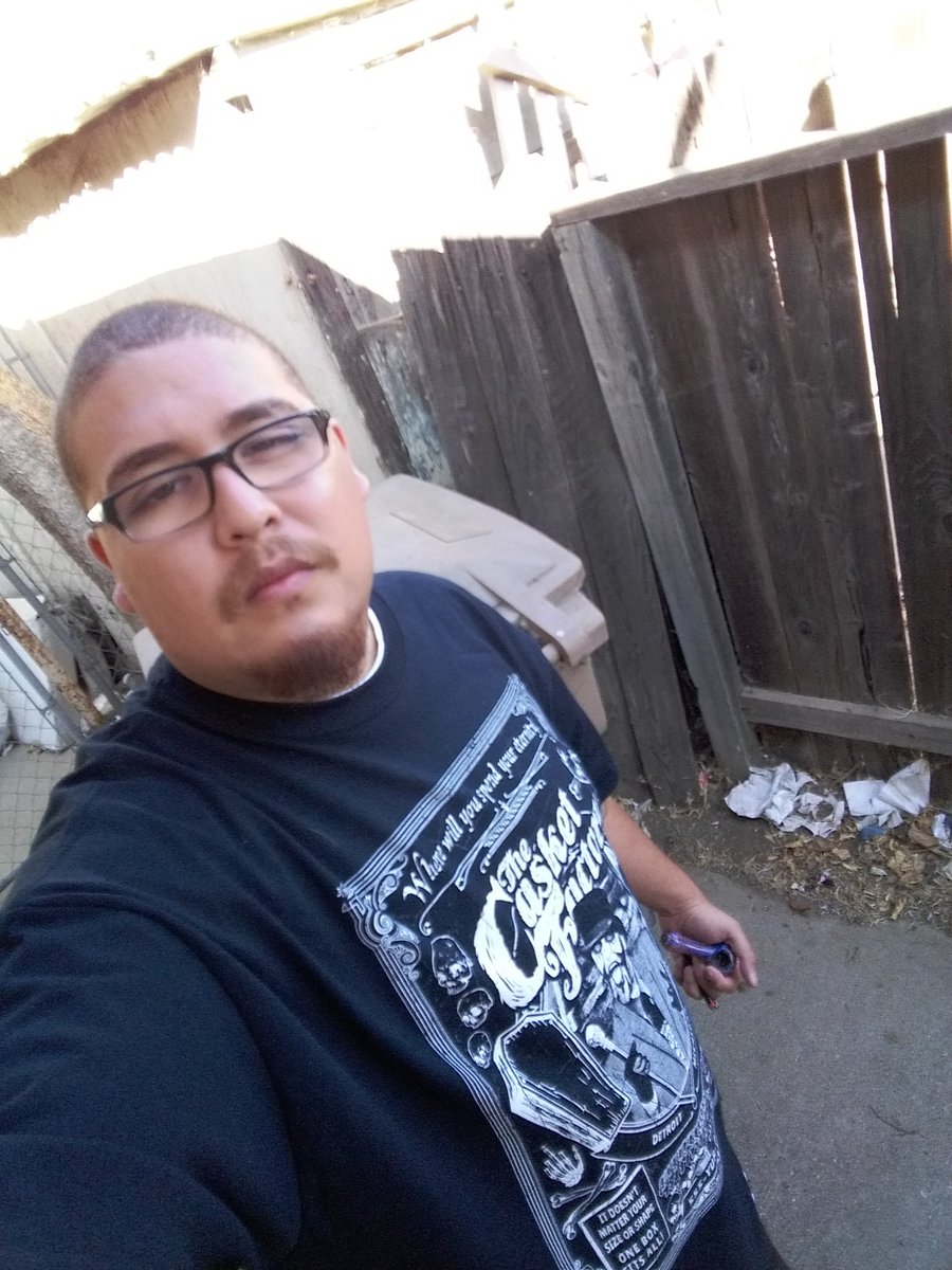 laughtr805's tweet photo. Sporting that #freshness from @TwiztidShop @tweetmesohard @BlazeYaDead1 #casketfactory #FITTHATASSINABOX https://t.co/F62KboSTnz