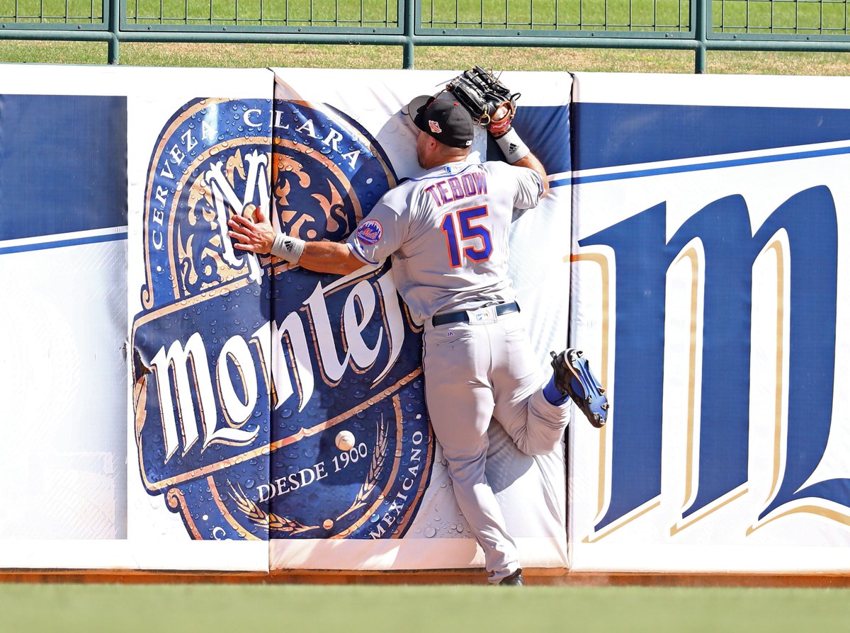 BleacherReport's tweet photo. Meanwhile in instructional league… #Tebow 😂 https://t.co/gFlR2JrJlZ