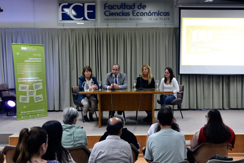 economicas_unlp's tweet photo. Ahora se realiza en @economicas_unlp el cierre del proyecto de extensión: Idanideas con @extension_fce @MLopezArmengol @crilanueve https://t.co/U7XJkiPvZ5