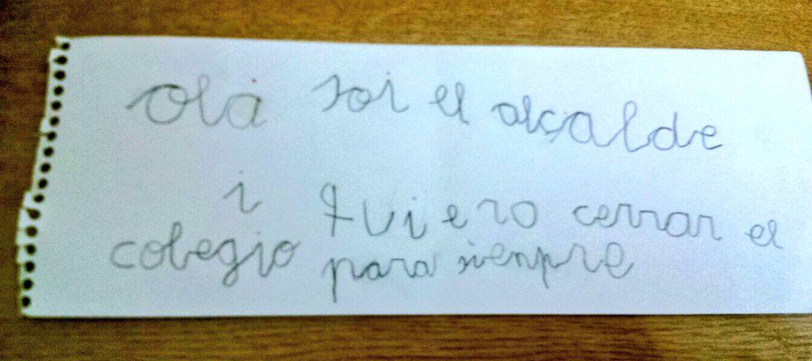 A3Noticias's tweet photo. Un alumno de 6 años revoluciona Twitter con una ingeniosa excusa: "Ola soy el alcalde i quiero cerrar el colegio" https://t.co/DsMxQxnJJp https://t.co/hiJvXurSIR