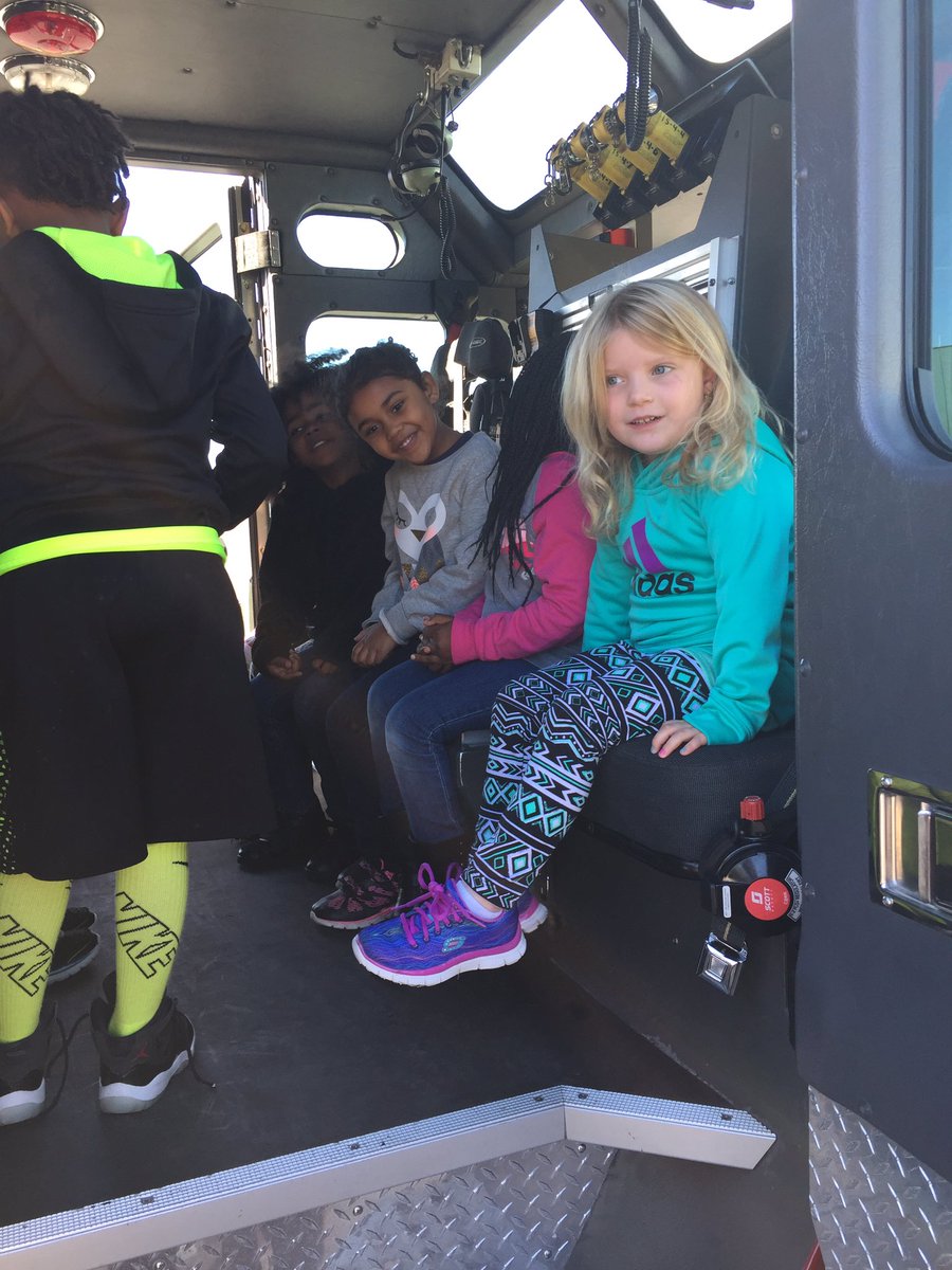 MrsChaump's tweet photo. We even got to check out the inside of the fire truck!! 🚒#wilburinspired https://t.co/ePWAAoxZ9d