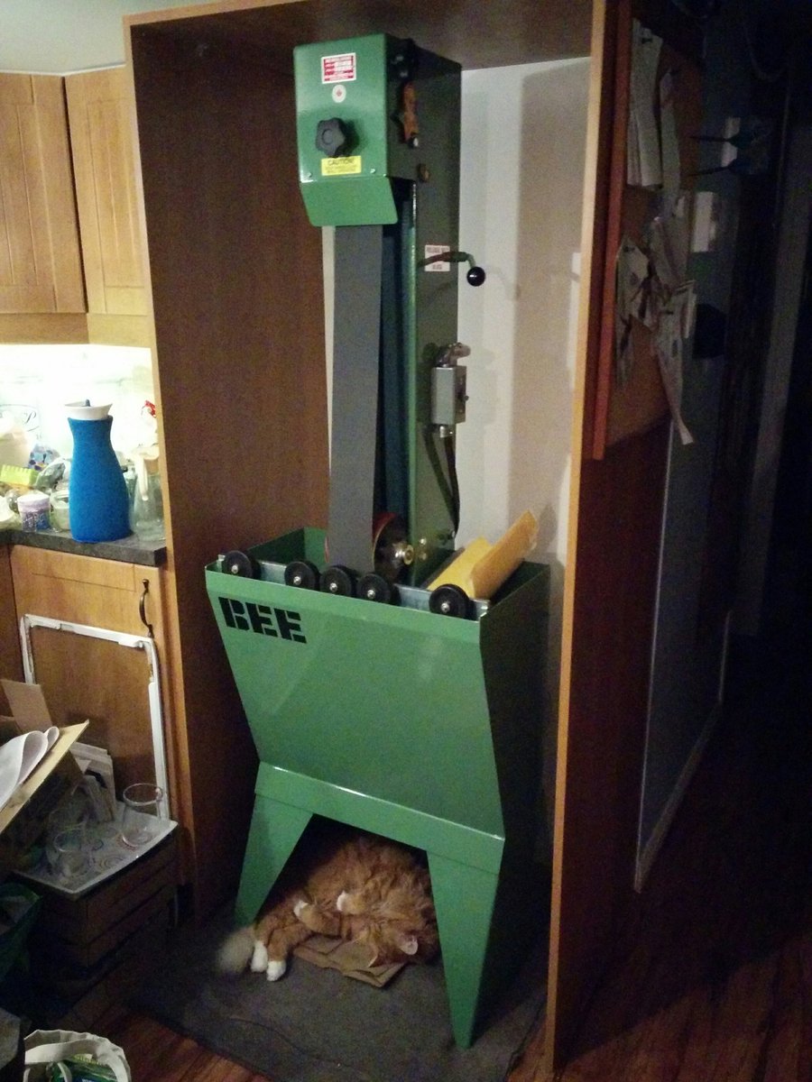 MissouiStudio's tweet image. Bumblebee the #glass #beltsander is installed at last! #coldworking galore!