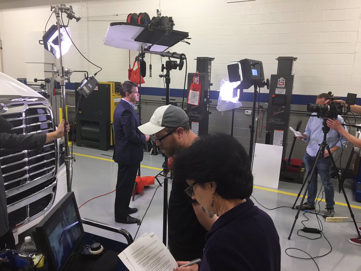loisburak's tweet photo. Long day, eyes burning - hoping I can stay up for @marcuslemonis & #TheProfit @TheProfitCNBC #setmakeup #corporateshoot https://t.co/84OgkpdwCI