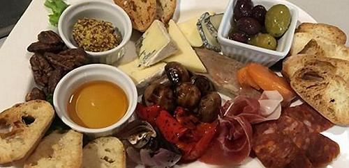 KNosh News for Oktober ft local sausages, Amandala's, <a href="/bythebushel/">By The Bushel Co-op</a>, <a href="/NuttshellChef/">Nuttshell Next Door</a> &amp; more - kawarthanow.com/2016/10/11/kno…