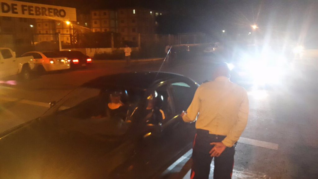 GerardoSPSUV's tweet photo. Supervisando con el equipo operatividad del plan "CIERRE TOTAL" en Ciudad Alianza. ¡Hagamos de la seguridad un hábito! #GuacaraSegura https://t.co/1ol7JEgXbj