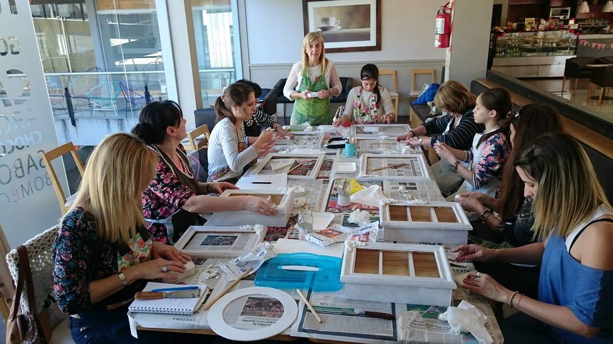 Sabado en <a href="/BonafideArg/">Bonafide</a> de Castelar Workshop de Molduras y Patinas a cargo de #LaTienditaDecoMarket <3 A full con las #OHMyChalk!