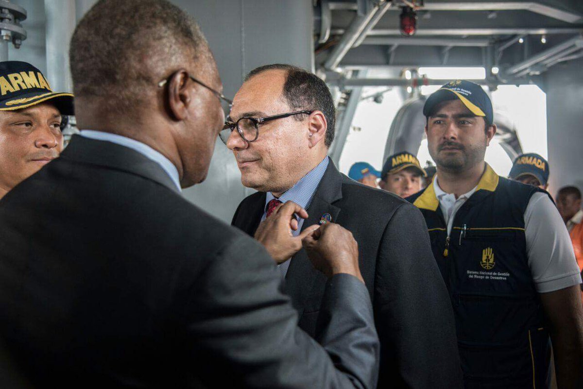 segebresi's tweet photo. El presidente de Haití, Jocelerme Privert, diplomáticos y autoridades locales agradecieron la ayuda humanitaria enviada por Colombia https://t.co/bqDEgkL4ly