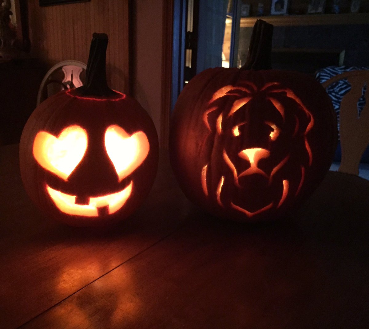 herm2480's tweet photo. Pumpkin carving kinda night https://t.co/PdFQv9YASk
