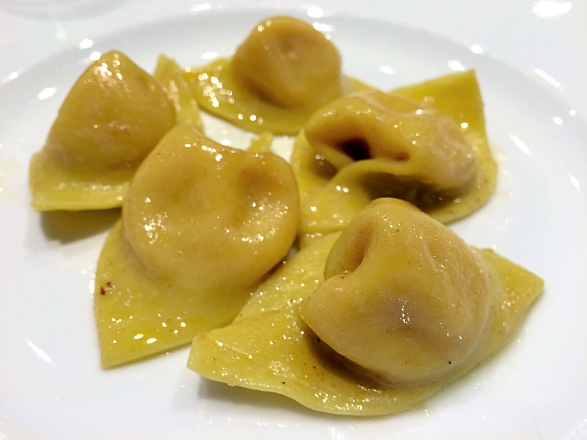 ant_kneee's tweet photo. Chef Jeremy @Eataly did a great job teaching us how to make fresh butternut squash cappelacci #LaScuola @Foodseum https://t.co/l4Jg2D2ZIC