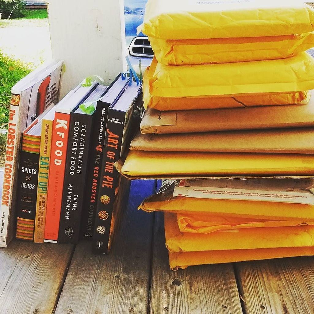 levelteaspoon's tweet image. Episode 6 books, next to a stack of what will likely contain both Episode 7 and the answer… ift.tt/2db0E8z