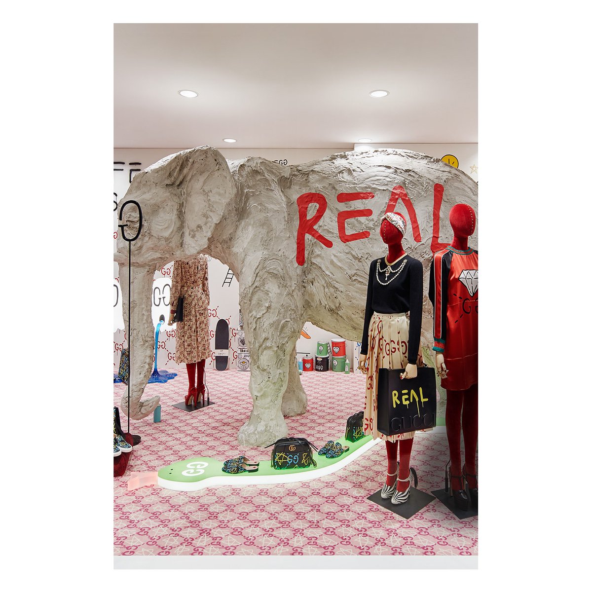 gucci_jp's tweet photo. グッチのアートプロジェクト #Gucci4Rooms のためアーティスト、トラブル・アンドリュー @troubleandrew が制作した「#GucciGhost Room」をドーバーストリートマーケット銀座 @doverstreetmarketginza でご覧いただけます。 https://t.co/ktz41hNBYh