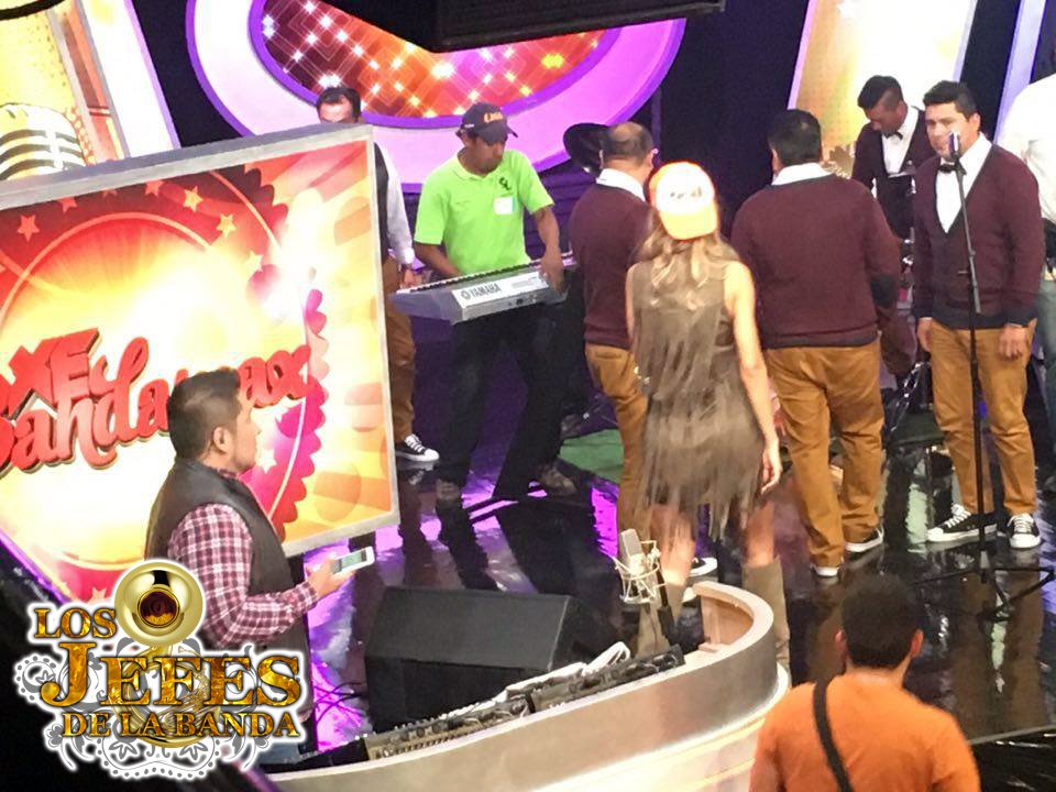 LosJefesOf's tweet photo. Momentos antes de grabar en #Bandamax con Marile.
Porque #SomosJefes #LosJefesDeLaBanda 
No olviden seguirnos en nuestras Redes Sociales https://t.co/nlx4fkvznI