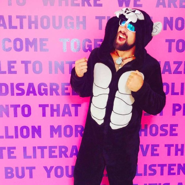 lyft's tweet image. This @Lyft_SF driver dresses up for every ride, saying it brightens people's day &amp;amp; helps them out of their shells. lft.to/2du0SIR