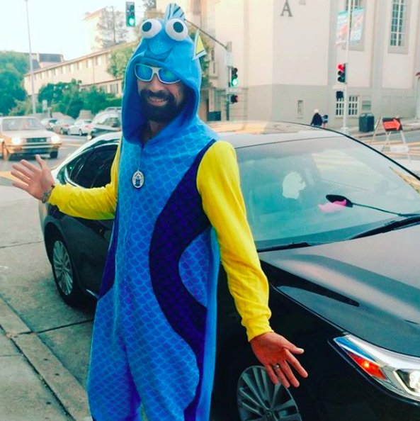 lyft's tweet image. This @Lyft_SF driver dresses up for every ride, saying it brightens people's day &amp;amp; helps them out of their shells. lft.to/2du0SIR