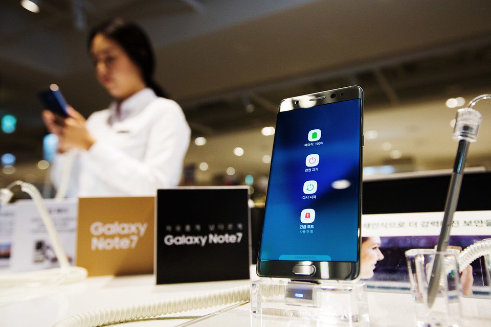 VFHIVE's tweet photo. Samsung sends users fire-proof boxes to return exploding phones https://t.co/RSBh7mgsZJ https://t.co/61L4UNAM0R
