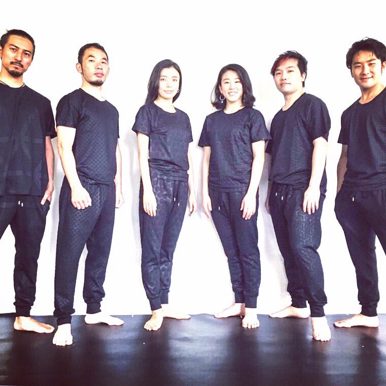 只今アメリカ横断公演真っ最中の"enra"
ユニフォームとしてGAUFRAITを着用頂いております。
体型や性別を問わずなおかつ動き易く出張や旅行時にも便利な製品は、国際的パフォーマーにも評価頂けて光栄です！
<a href="/enra_jp/">enra</a>