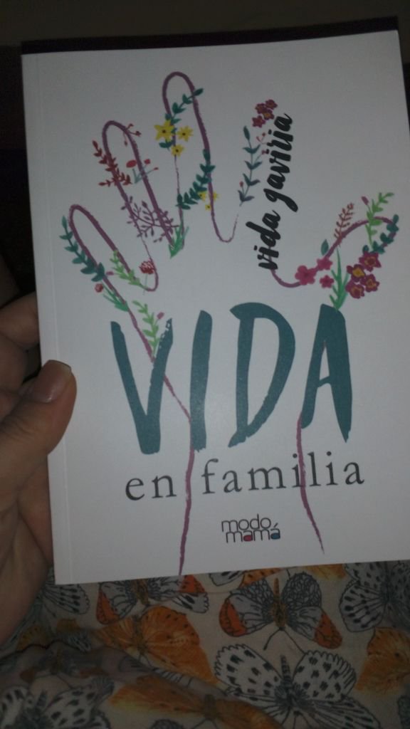 DeLuneClaire's tweet photo. En la mano con el material fresquecito en #RD del libro #vidaenfamilia de @modomama ... #Crianza #amoryrespeto https://t.co/nQwGjAUnvI