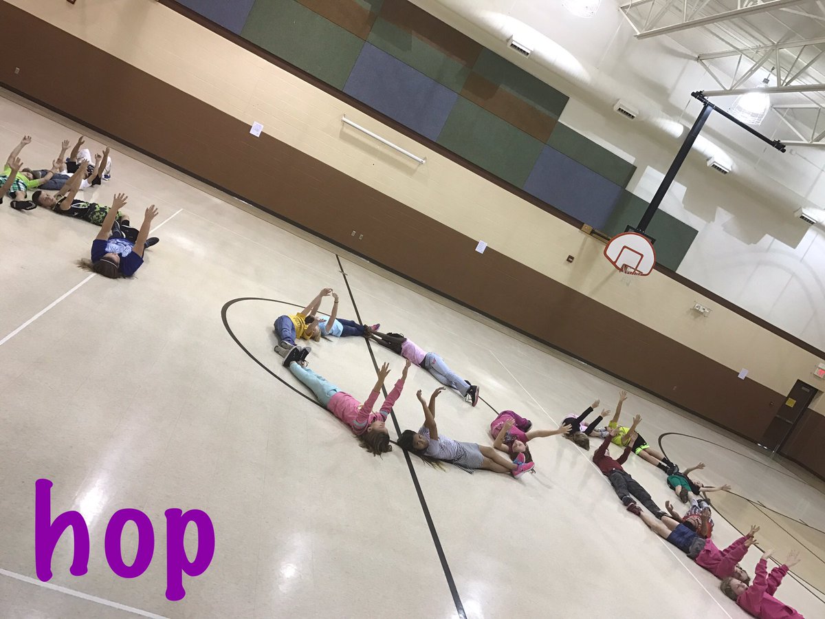kentuckytrailPE's tweet photo. Miss. Harmon's 4th Gr. Class worked great together during "Word Scramble" #Proud2bPirates #KTPE https://t.co/oYuaFWY1S2