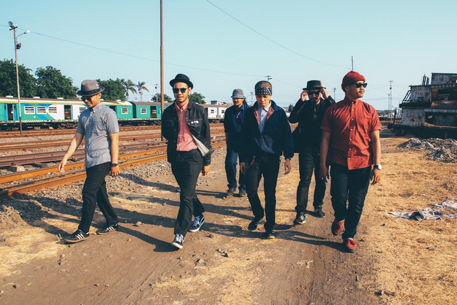 #Info: Ini adl formasi Indonesian Rice: Daddy T (voc), Faris (drum), Rhesa (bass), Raka (gitar), Bintang (trombone) &amp; Raja (keys, synth)