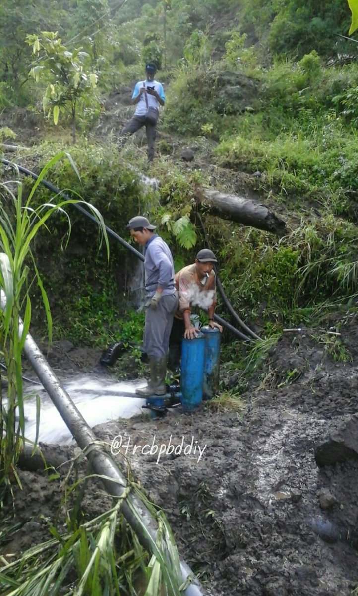 #update Pengkondisian saluran air &amp; irigasi pasca longsoran oleh warga dipimpin Bu Lurah Umbulharjo @Kec_Cangkringan