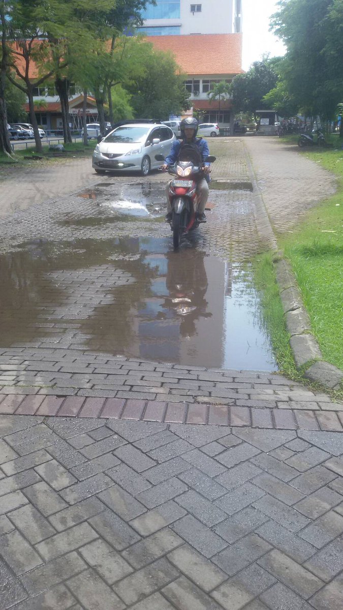 binsetyawan's tweet photo. Pagi ini, yang melewati dalam ITS maupun luar ITS harap berhati2, jalan licin masih banyak genangan air @e100ss #ep16 #epb https://t.co/Z5hLrqJFeE