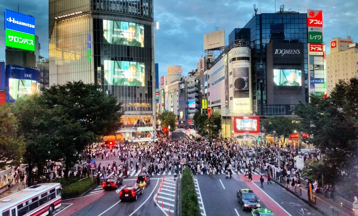 Y_T_F_L's tweet photo. The busiest pedestrian crossing in the world...Shibuya, Tokyo. Mesmerising to watch! 🏃🏃 #travel #japan #walkthisway https://t.co/E5aIIgS5eN