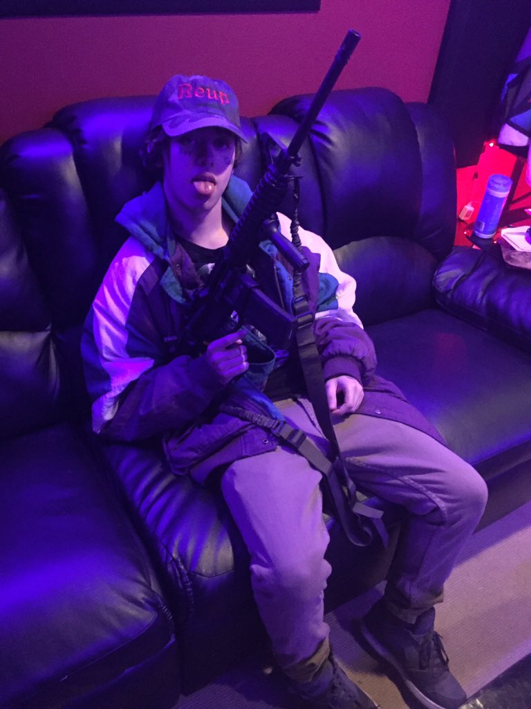 DefuegoYola's tweet photo. What airsoft gun bitch https://t.co/zeZaw7wE8s