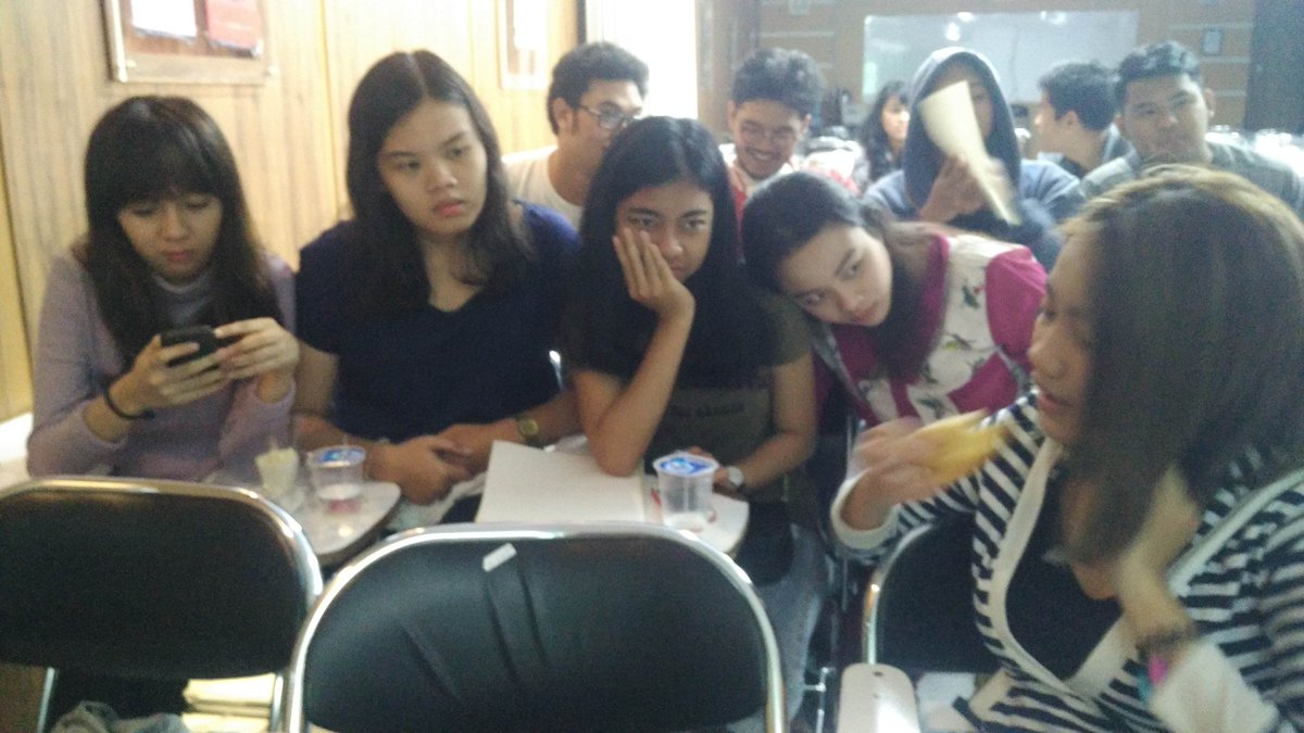 Pekjur2016's tweet photo. Saatnya berlatih menulis Fashion Journalism! Hohoho https://t.co/RJqSvA9vxe