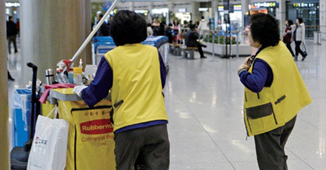 [단독] “미화원복 입고 고객 승강기 타지마라”… 공공기관마저 고용 갑질
hani.co.kr/arti/politics/…