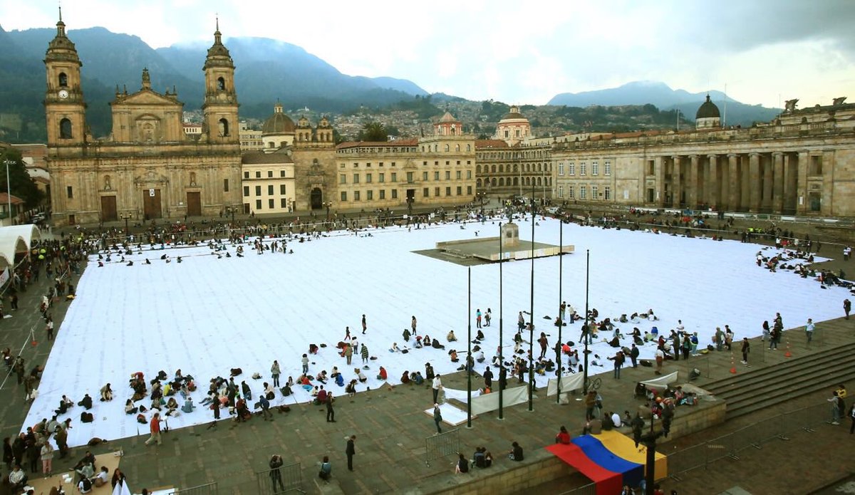 PeaceForCOL's tweet photo. Así se fue tejiendo, hilo tras hilo, de la mano de Doris Salcedo, #SumandoAusencias el estremecedor homenaje a las víctimas #peace4colombia https://t.co/wXO5TfEPvO